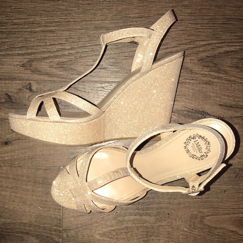 😍 gorgeous sparkly wedges! 😍